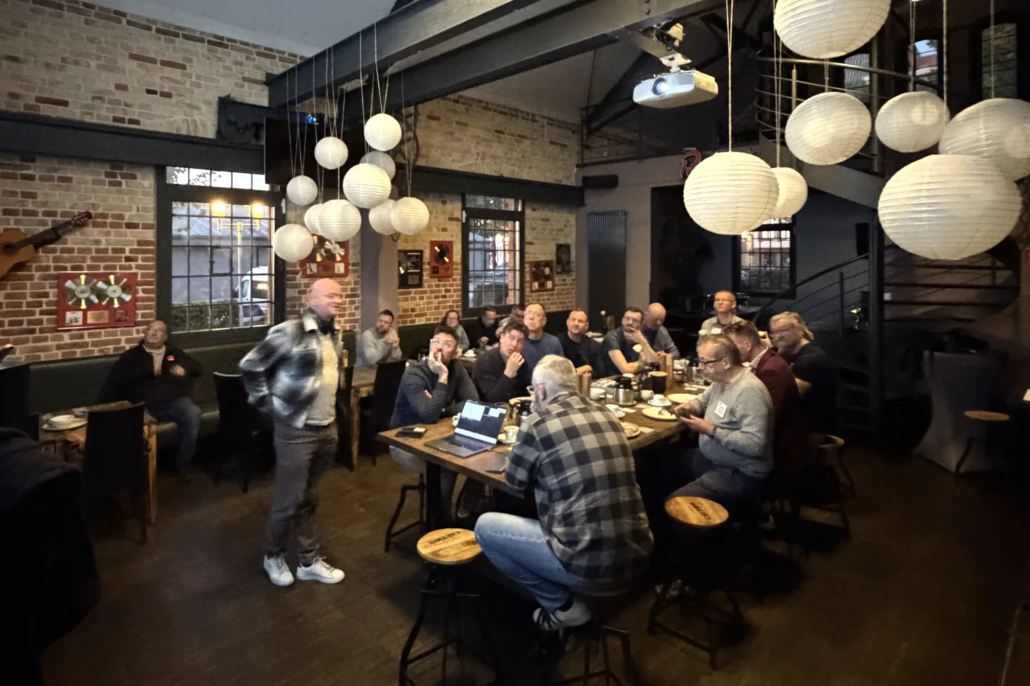 Mitglieder des BNI Chapters Stralsund-Rügen beim Treffen am gemeinsamen Tisch